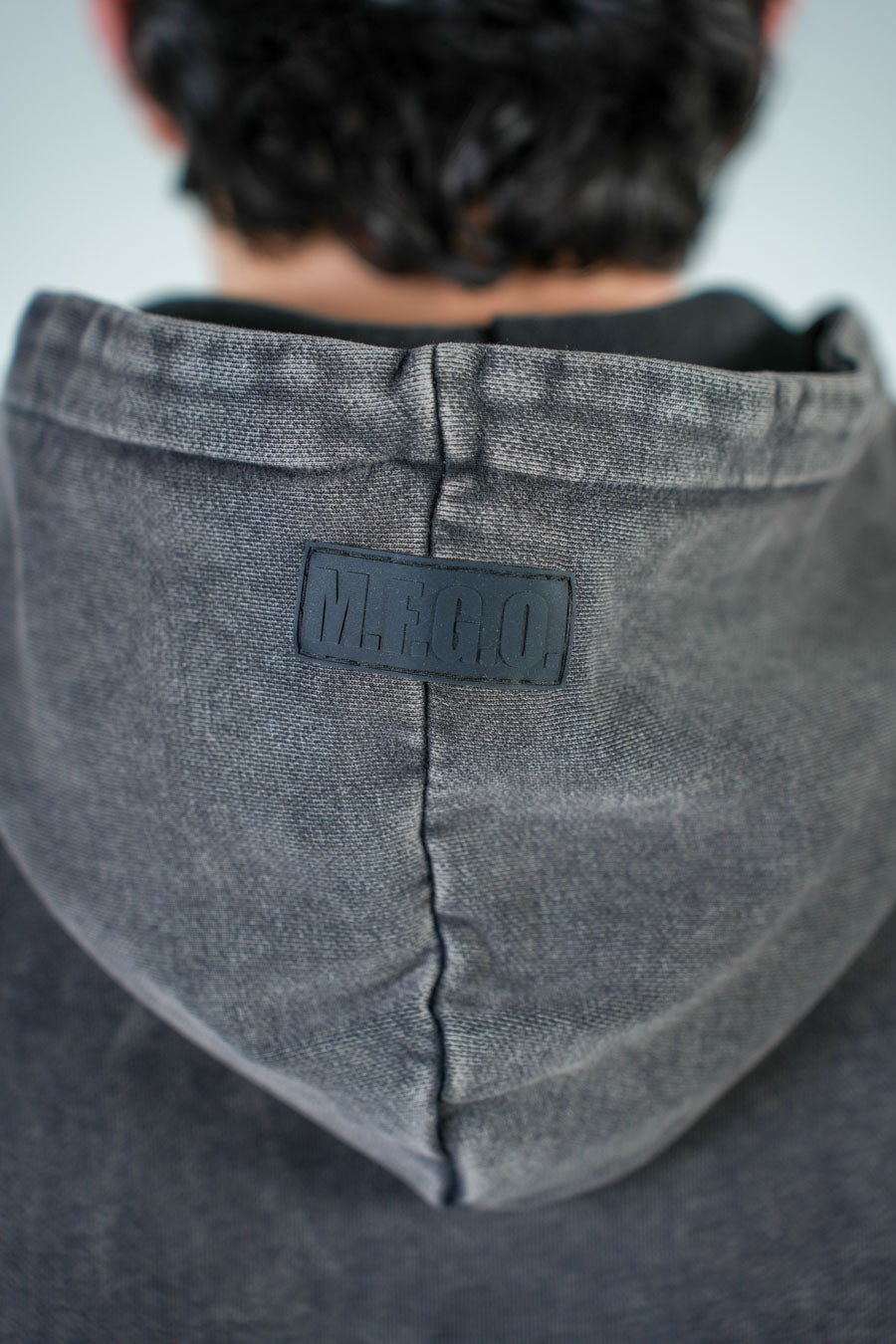 Hoodie Negra Deslavada Gramaje 420 Marca "MFGO"