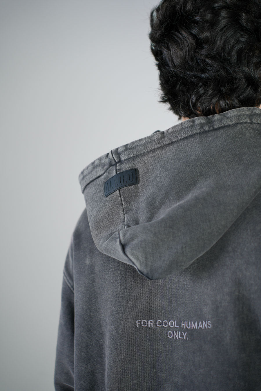 Hoodie Negra Deslavada Gramaje 420 Marca "MFGO"