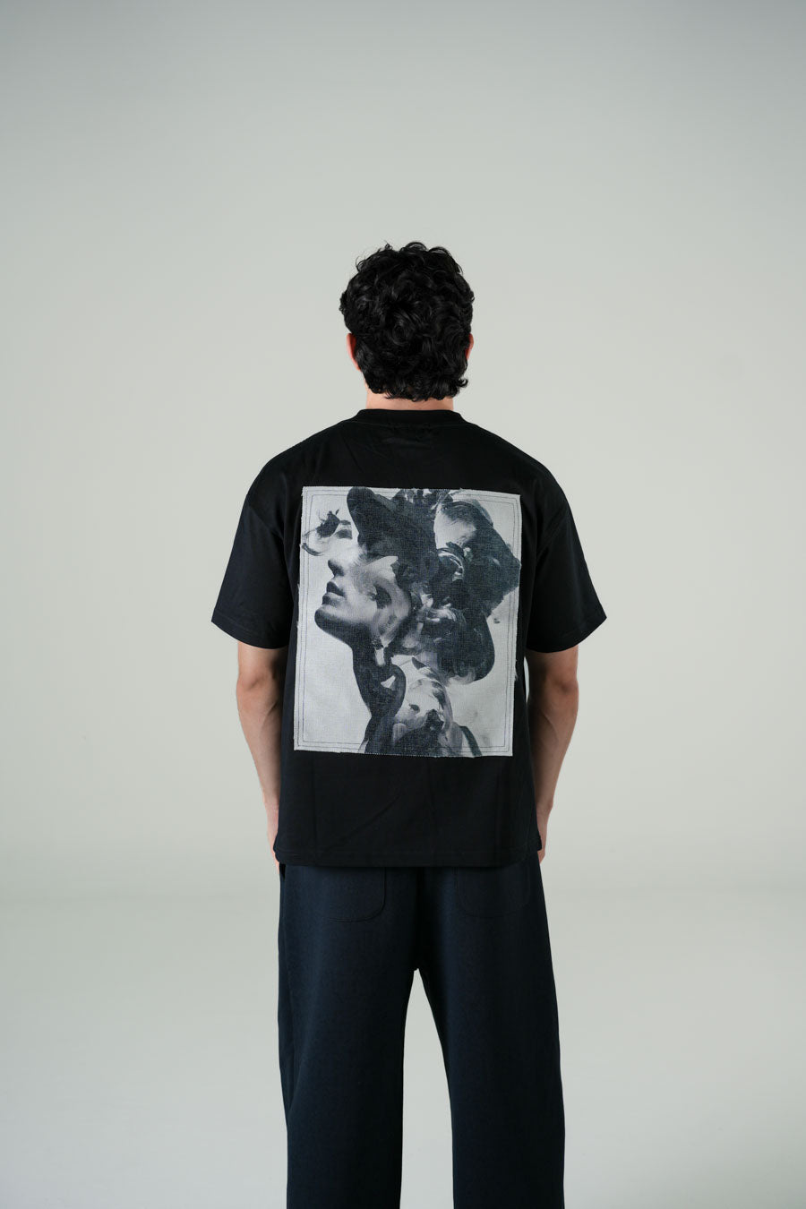 Playera Semi Oversize Negra Gramaje 305 Marca "ELOCUENCIA"