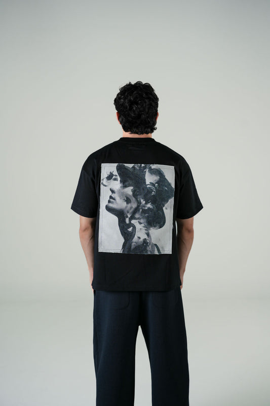 Playera Semi Oversize Negra Gramaje 305 Marca "ELOCUENCIA"