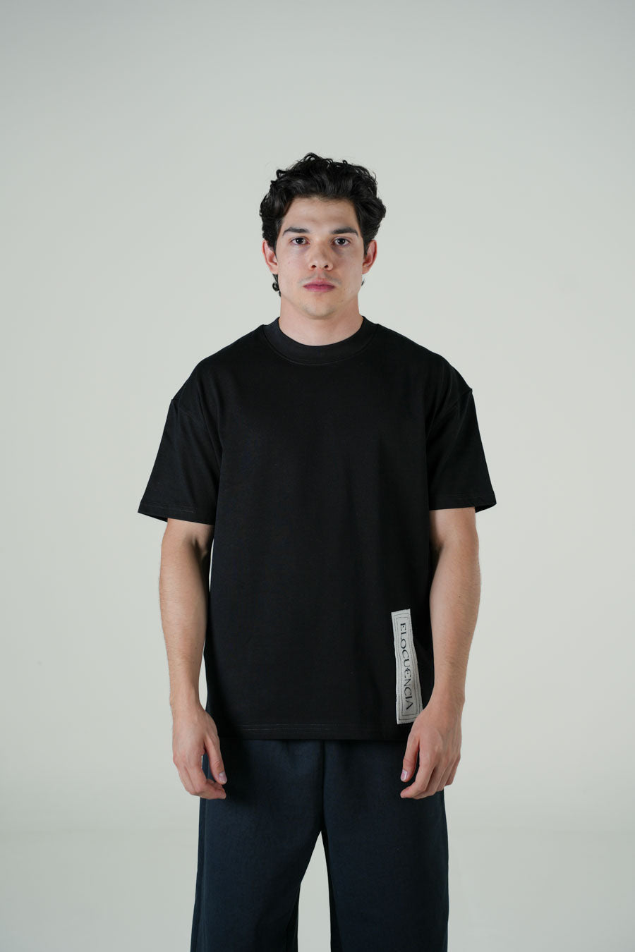 Playera Semi Oversize Negra Gramaje 305 Marca "ELOCUENCIA"