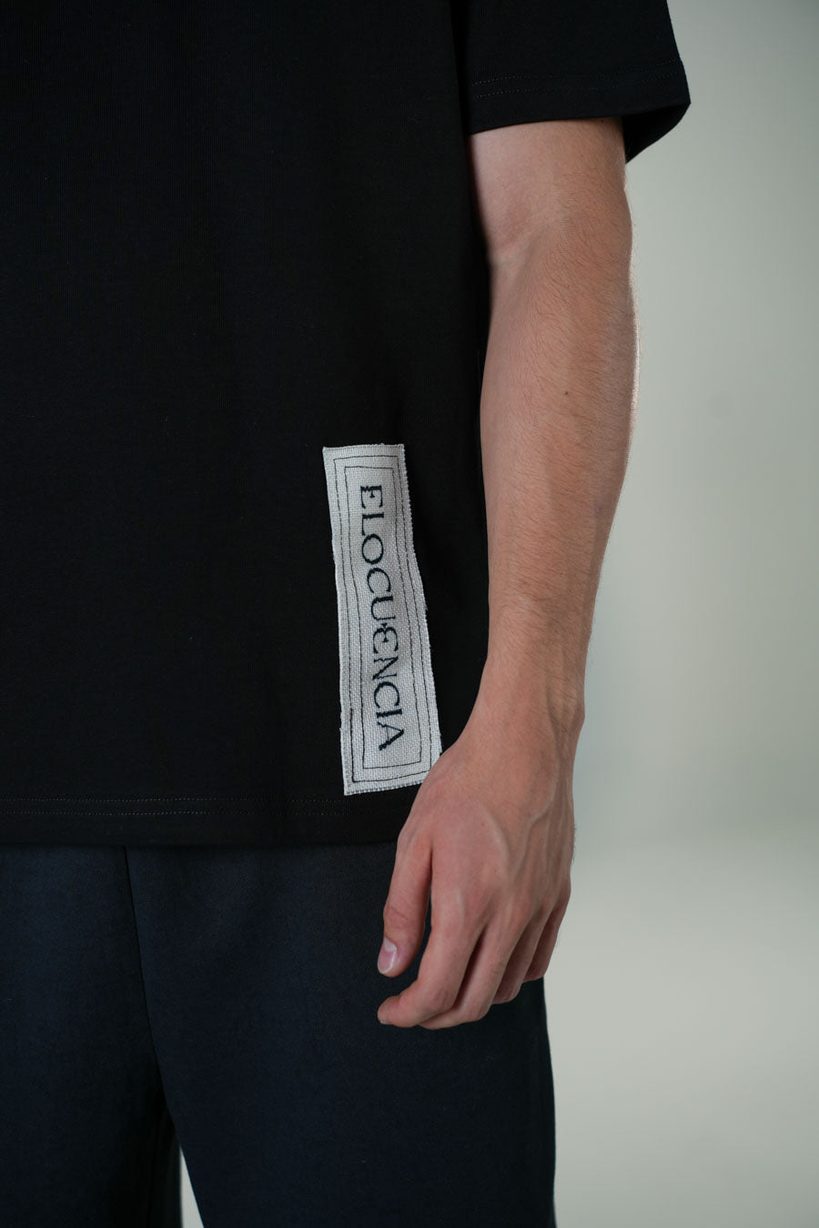 Playera Semi Oversize Negra Gramaje 305 Marca "ELOCUENCIA"