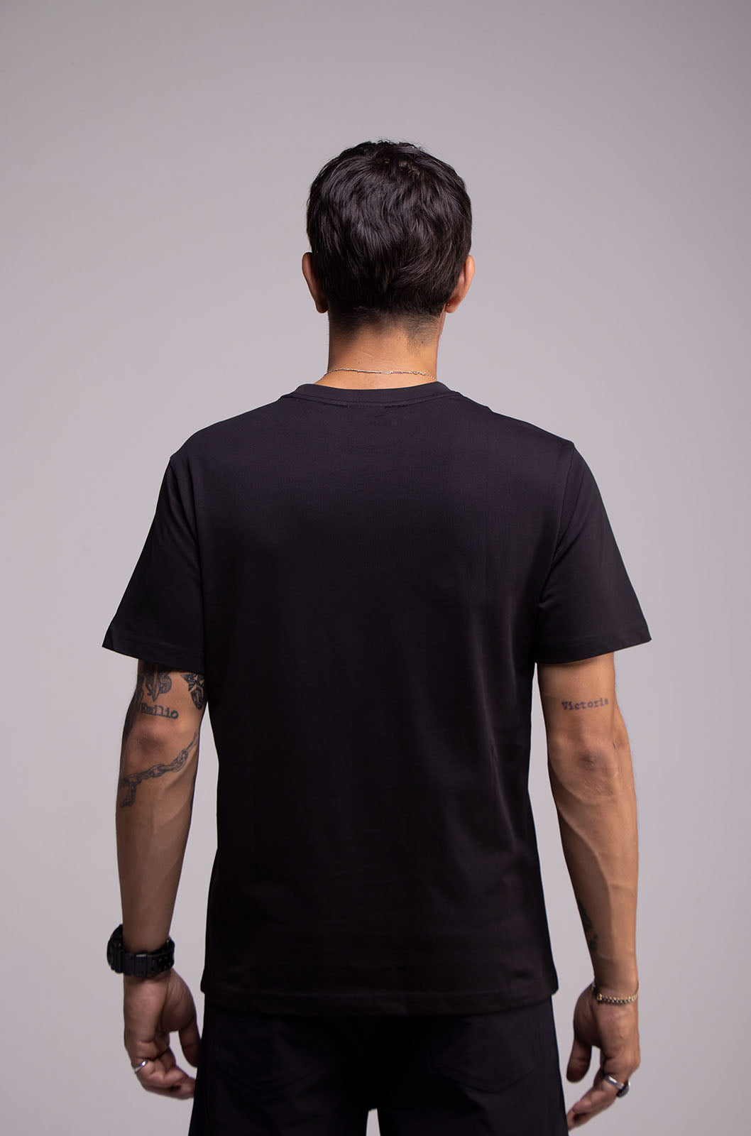 Playera Negra Slim Fit 200 GSM